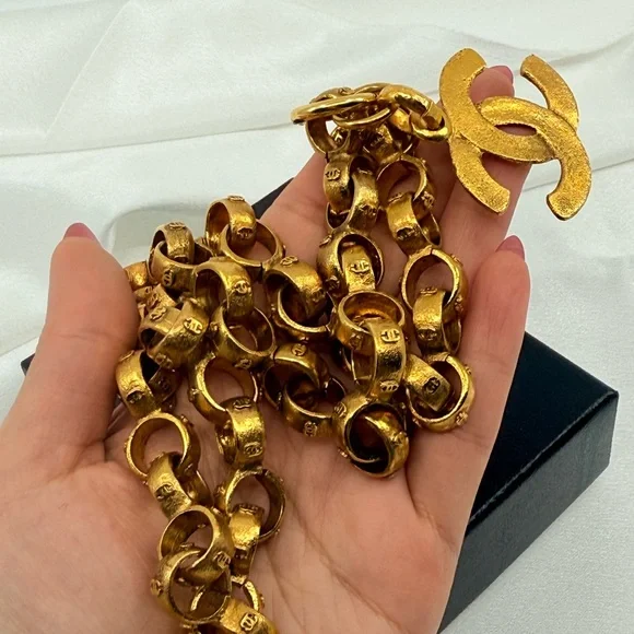 CHANEL Vintage Gold CC Chain Link Pendant Necklace - Picture 7 of 13